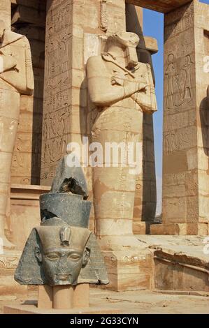 Statuen des großen ägyptischen Pharaos Ramses II. Im Ramasseum-Tempel am Westufer des Nils in Luxor, Ägypten Stockfoto