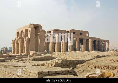 Ruinen des riesigen Ramasseum-Tempels, der zu Ehren des großen ägyptischen Pharao Ramses II. Am Westufer des Nils in Luxor, Ägypten, erbaut wurde Stockfoto