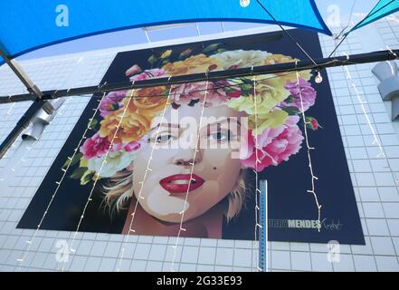 Palm Springs, Kalifornien, USA 10. Juni 2021 EINE allgemeine Sicht auf die Atmosphäre der Art Mural der Schauspielerin Marilyn Monroe am Palm Canyon Drive in Palm Springs, Kalifornien, USA. Foto von Barry King/Alamy Stockfoto Stockfoto