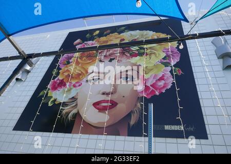 Palm Springs, Kalifornien, USA 10. Juni 2021 EINE allgemeine Sicht auf die Atmosphäre der Art Mural der Schauspielerin Marilyn Monroe am Palm Canyon Drive in Palm Springs, Kalifornien, USA. Foto von Barry King/Alamy Stockfoto Stockfoto