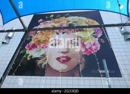 Palm Springs, Kalifornien, USA 10. Juni 2021 EINE allgemeine Sicht auf die Atmosphäre der Art Mural der Schauspielerin Marilyn Monroe am Palm Canyon Drive in Palm Springs, Kalifornien, USA. Foto von Barry King/Alamy Stockfoto Stockfoto