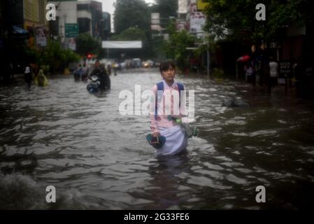 Jakarta, Indonesien. Februar 2015. Ein Student, der durch eine überflutete Straße im Zentrum von Jakarta ging, verließ die indonesische Hauptstadt nach einem anhaltenden Regen überflutet. Stockfoto