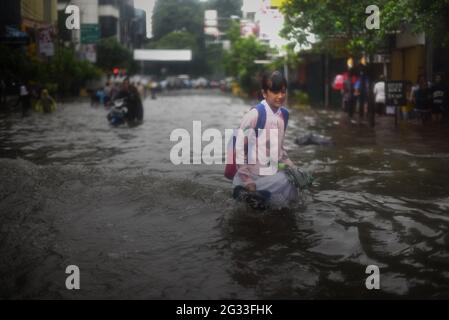 Jakarta, Indonesien. Februar 2015. Ein Student, der durch eine überflutete Straße im Zentrum von Jakarta ging, verließ die indonesische Hauptstadt nach einem anhaltenden Regen überflutet. Stockfoto
