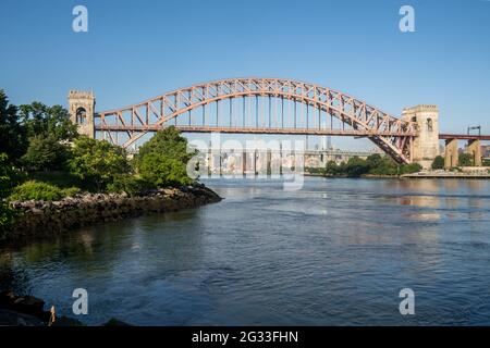 Astoria, NY - USA - 13. Juni 2021: Blick auf die historische Hell Gate Bridge Stockfoto