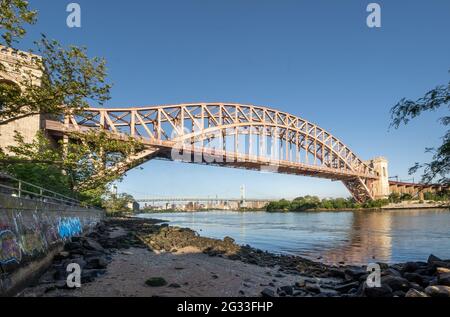 Astoria, NY - USA - 13. Juni 2021: Blick auf die historische Hell Gate Bridge Stockfoto