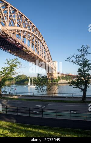 Astoria, NY - USA - 13. Juni 2021: Blick auf die historische Hell Gate Bridge Stockfoto