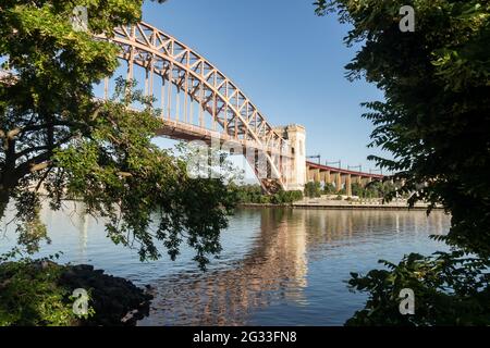 Astoria, NY - USA - 13. Juni 2021: Blick auf die historische Hell Gate Bridge Stockfoto