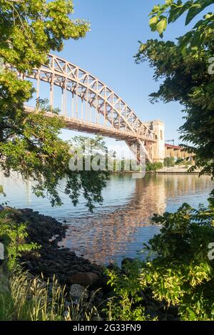 Astoria, NY - USA - 13. Juni 2021: Blick auf die historische Hell Gate Bridge Stockfoto