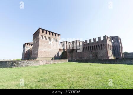 Soncino, Italien - 2021. Juni 13: Außenansicht des Castello Visconteo in Soncino, Italien. Es sind keine Menschen sichtbar, die Aufnahme wird bei einem hellen und sonnigen Bild gemacht Stockfoto