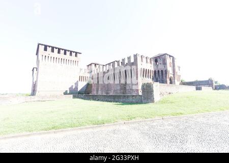 Soncino, Italien - 2021. Juni 13: Außenansicht des Castello Visconteo in Soncino, Italien. Es sind keine Menschen sichtbar, die Aufnahme wird bei einem hellen und sonnigen Bild gemacht Stockfoto