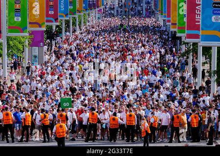 London, Großbritannien. 22,500 Fans verlassen das Wembley-Stadion nach Englands erstem Spiel beim verzögerten Euro-2020-Turnier gegen Kroatien. Stockfoto