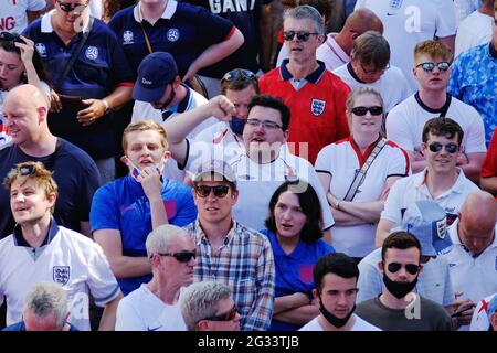 Fußballfans aus London, Großbritannien, England verlassen das Wembley-Stadion nach dem ersten Euro-2020-Spiel gegen Kroatien mit guter Laune. Stockfoto