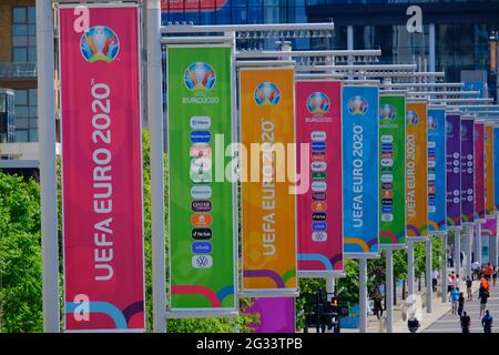 Bunte Banner für das Fußballturnier der Euro 2020 mit den Namen der Sponsoren säumen den Olympic Way auf dem Weg zum Wembley Stadium. Stockfoto