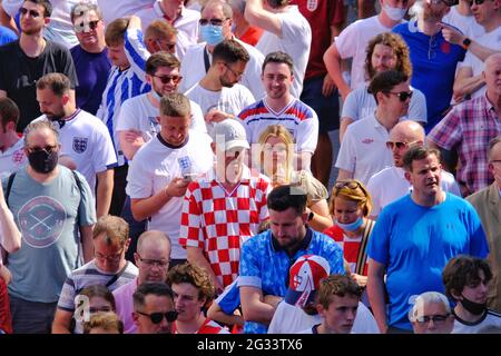 London, Großbritannien. Kroatische Fans in den karierten Farben des Teams verlassen das Wembley-Stadion nach ihrer Niederlage 1-0 gegen England bei den Euro 2020 Stockfoto