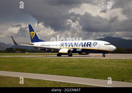 Bergamo, Italien. Mai 2021. Eine Ryanair Boeing 737-800, die vom Flughafen Mailand Bergamo Orio al Serio abfliegt. (Foto: Fabrizio Gandolfo/SOPA Images/Sipa USA) Quelle: SIPA USA/Alamy Live News Stockfoto