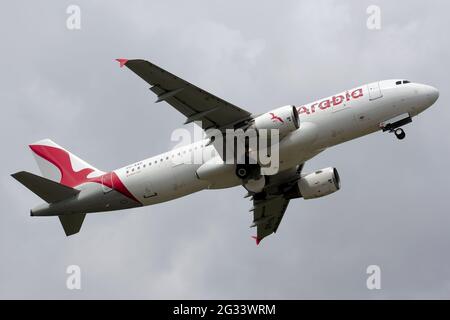 Bergamo, Italien. Mai 2021. Ein Air Arabia Egypt Airbus 320, der den Flughafen Bergamo Orio al Serio verlässt. Bild: Fabrizio Gandolfo/SOPA Images/ZUMA Wire/Alamy Live News Stockfoto