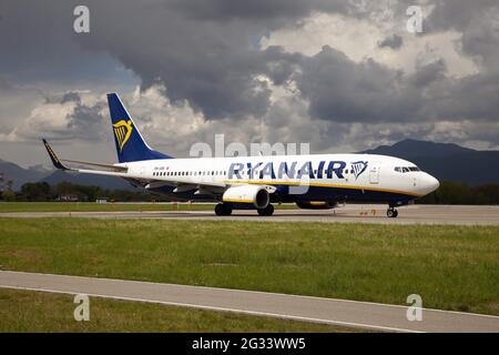 Bergamo, Italien. Mai 2021. Eine Ryanair Boeing 737-800, die vom Flughafen Mailand Bergamo Orio al Serio abfliegt. Bild: Fabrizio Gandolfo/SOPA Images/ZUMA Wire/Alamy Live News Stockfoto