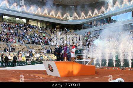 Paris, Frankreich. Juni 2021. Von links, Präsident des französischen Tennisverbands FFT Gilles Moretton, Jim Courier, Finalist Stefanos Tsitsipas aus Griechenland, Bjorn Borg, Sieger Novak Djokovic aus Serbien bei der Siegerehrung des Herrenfinales am 15. Tag von Roland-Garros 2021, French Open 2021, einem Grand Slam Tennisturnier am 13. Juni, 2021 im Roland-Garros-Stadion in Paris, Frankreich - Foto Jean Catuffe/DPPI Quelle: DPPI Media/Alamy Live News Stockfoto