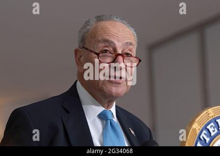 NEW YORK, NY – 13. JUNI: Senator Chuck Schumer (D-NY), Mehrheitsführer des Senats, ruft am 13. Juni 2021 in New York City zur Vorladung von Barr and Sessions auf. Nach den jüngsten Enthüllungen über „geheime Vorladungen“ von ehemaligen Generalanwälten für zutiefst persönliche Informationen über Kongressmitglieder ruft Senator Schumer zur Vorladung von Barr und Sessions auf, um unter Eid vor dem Justizausschuss des Senats auszusprechen. Kredit: Ron Adar/Alamy Live Nachrichten Stockfoto