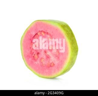 Schneiden Sie Guava-Früchte isoliert auf weißem Hintergrund Stockfoto