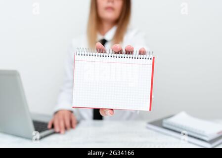 Praktikant Starting New Job Post, Student Presenting Report Studies, Researcher Studying New Leads, Mobile Application Development, Displaying Stockfoto