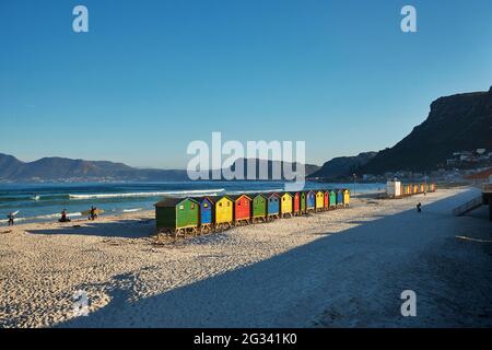Farbenfrohe Häuser am Muizenberg Beach, Kapstadt, Südafrika, Juni 2021 Stockfoto
