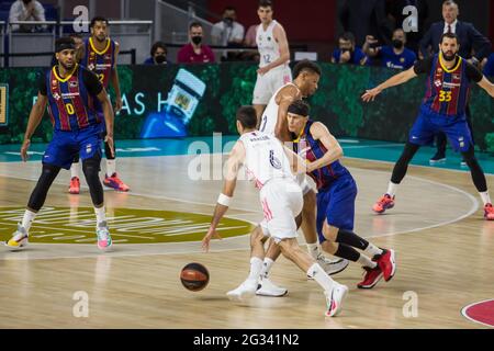 Madrid, Spanien. Juni 2021. Alberto Abalde (weiß #6) während des FC Barccelona-Sieges über Real Madrid (75 - 89) in der Liga Endesa-Finalserie (Spiel 1), die am 13. Juni 2021 im Wizink Center in Madrid, Spanien, gefeiert wurde. (Foto von Juan Carlos García Mate/Pacific Press/Sipa USA) Quelle: SIPA USA/Alamy Live News Stockfoto