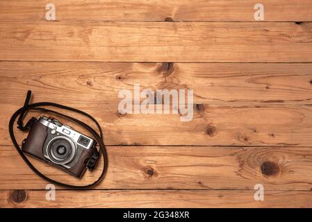 Retro Kamera auf Holz- Hintergrund Stockfoto