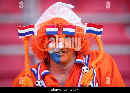 Amsterdam, Niederlande. Juni 2021. Ein Fan jubelt vor während des UEFA Euro 2020 Championship Gruppe C Spiel zwischen den Niederlanden und der Ukraine in Amsterdam, Niederlande, 13. Juni 2021. Quelle: Zheng Huansong/Xinhua/Alamy Live News Stockfoto