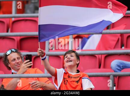 Amsterdam, Niederlande. Juni 2021. Fans jubeln vor dem UEFA Euro 2020 Championship Group C Spiel zwischen den Niederlanden und der Ukraine in Amsterdam, Niederlande, 13. Juni 2021. Quelle: Zheng Huansong/Xinhua/Alamy Live News Stockfoto