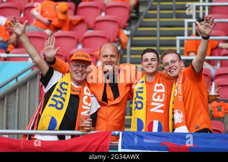 Amsterdam, Niederlande. Juni 2021. Fans posieren für Bilder vor dem UEFA Euro 2020 Championship Group C Spiel zwischen den Niederlanden und der Ukraine in Amsterdam, Niederlande, 13. Juni 2021. Quelle: Zheng Huansong/Xinhua/Alamy Live News Stockfoto