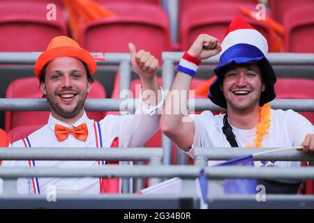 Amsterdam, Niederlande. Juni 2021. Fans posieren für Bilder vor dem UEFA Euro 2020 Championship Group C Spiel zwischen den Niederlanden und der Ukraine in Amsterdam, Niederlande, 13. Juni 2021. Quelle: Zheng Huansong/Xinhua/Alamy Live News Stockfoto