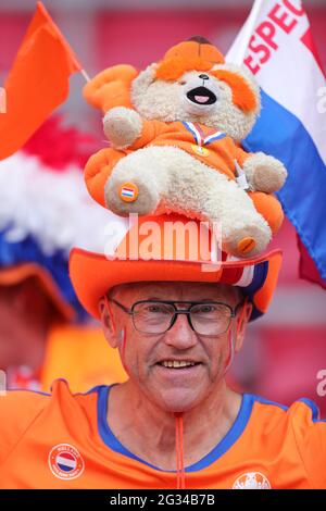 Amsterdam, Niederlande. Juni 2021. Ein Fan jubelt vor dem UEFA Euro 2020 Championship Group C Spiel zwischen den Niederlanden und der Ukraine in Amsterdam, Niederlande, 13. Juni 2021. Quelle: Zheng Huansong/Xinhua/Alamy Live News Stockfoto