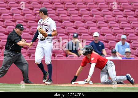 Columbia, South Carolina, USA. 13. Juni 2021. Während eines NCAA Super Regional Spiels zwischen den DBU Patriots und der University of Virginia Cavaliers in Columbia, South Carolina. (Obligatorische Gutschrift: Shane Roper/CSM). Kredit: csm/Alamy Live Nachrichten Stockfoto