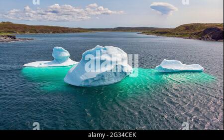 Luftaufnahme eines großen Eisbergs vor der Küste von Neufundland, Kanada. Stockfoto