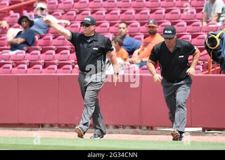 Columbia, South Carolina, USA. 13. Juni 2021. Während eines NCAA Super Regional Spiels zwischen den DBU Patriots und der University of Virginia Cavaliers in Columbia, South Carolina. (Obligatorische Gutschrift: Shane Roper/CSM). Kredit: csm/Alamy Live Nachrichten Stockfoto