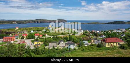 Blick auf die kleine Stadt Trinity, Neufundland, von einem Hügel über. Stockfoto