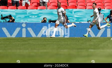 London, Großbritannien. Juni 2021. Der englische Raheem Sterling (L) feiert, nachdem er beim Spiel der Gruppe D zwischen England und Kroatien bei der UEFA Euro 2020 Championship in London, Großbritannien, am 13. Juni 2021 ein Tor erzielt hat. Quelle: Han Yan/Xinhua/Alamy Live News Stockfoto