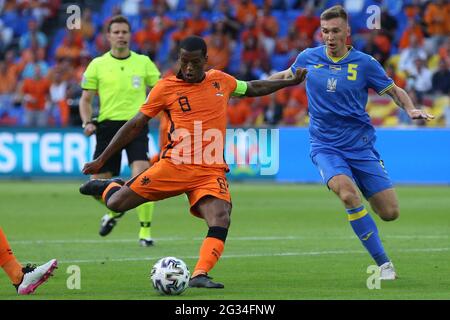 Amsterdam, Niederlande. Juni 2021. Georginio Wijnaldum aus den Niederlanden schießt während des UEFA Euro 2020 Championship Group C-Spiels zwischen den Niederlanden und der Ukraine in Amsterdam, Niederlande, 13. Juni 2021. Quelle: Zheng Huansong/Xinhua/Alamy Live News Stockfoto