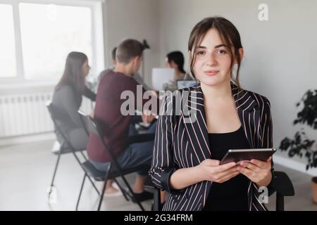 Geschäftsplanungstreffen, junge Kollegen oder Partner sitzen zusammen am Tisch im Konferenzraum mit Grafiken, Charts präsentiert von Manager, Disku Stockfoto