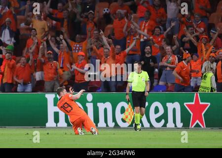 Amsterdam, Niederlande. Juni 2021. Wout Weghorst (L) aus den Niederlanden feiert während des UEFA Euro 2020 Championship Group C Matches zwischen den Niederlanden und der Ukraine in Amsterdam, Niederlande, 13. Juni 2021. Quelle: Zheng Huansong/Xinhua/Alamy Live News Stockfoto