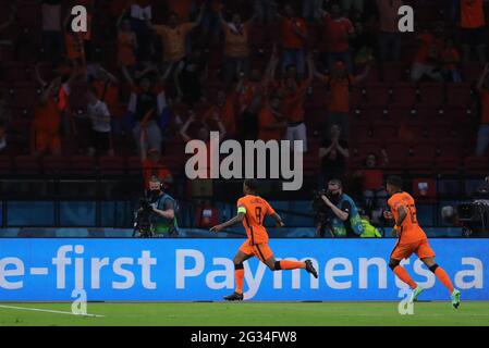 Amsterdam, Niederlande. Juni 2021. Georginio Wijnaldum (L) aus den Niederlanden feiert während des UEFA Euro 2020 Championship Group C Matches zwischen den Niederlanden und der Ukraine in Amsterdam, Niederlande, 13. Juni 2021. Quelle: Zheng Huansong/Xinhua/Alamy Live News Stockfoto