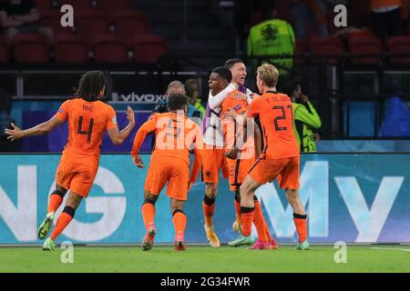 Amsterdam, Niederlande. Juni 2021. Denzel Dumfries (3. R) aus den Niederlanden feiert während des UEFA Euro 2020 Championship Group C-Spiels zwischen den Niederlanden und der Ukraine in Amsterdam, Niederlande, 13. Juni 2021. Quelle: Zheng Huansong/Xinhua/Alamy Live News Stockfoto