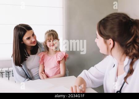 Mutter oder Schwester mit einem kleinen Mädchen, das ein Krankenhaus besucht, um den Hausarzt in der Klinik zu besuchen. Hochwertige Fotos Stockfoto