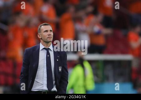 Amsterdam, Niederlande. Juni 2021. Trainer Andriy Schevchenko aus der Ukraine reagiert während des UEFA Euro 2020 Championship Group C-Spiels zwischen den Niederlanden und der Ukraine in Amsterdam, Niederlande, 13. Juni 2021. Quelle: Zheng Huansong/Xinhua/Alamy Live News Stockfoto