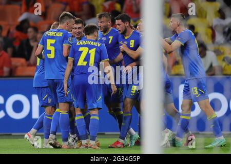 Amsterdam, Niederlande. Juni 2021. Roman Yaremchuk (3. R) aus der Ukraine feiert während des UEFA Euro 2020 Championship Group C Matches zwischen den Niederlanden und der Ukraine in Amsterdam, Niederlande, 13. Juni 2021. Quelle: Zheng Huansong/Xinhua/Alamy Live News Stockfoto