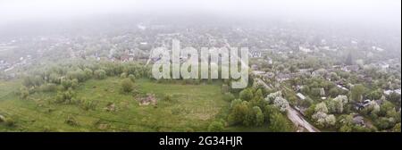 Luftbild von Wohnvierteln und Vororten der Stadt Minsk, Weißrussland, an einem nebligen Sommertag Stockfoto