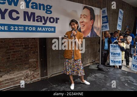 New York, Usa. Juni 2021. Evelyn Yang stellt den Bürgermeisterkandidaten Andrew Yang bei der GOTV-Kundgebung in New York City vor. Kredit: SOPA Images Limited/Alamy Live Nachrichten Stockfoto