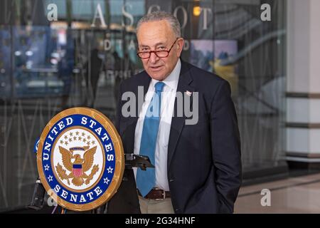 New York, Usa. Juni 2021. Senator Chuck Schumer (D-NY), Mehrheitsführer des Senats, ruft zur Vorladung von Barr und Sessions in New York City auf. Nach den jüngsten Enthüllungen über „geheime Vorladungen“ von ehemaligen Generalanwälten für zutiefst persönliche Informationen über Kongressmitglieder ruft Senator Schumer zur Vorladung von Barr und Sessions auf, um unter Eid vor dem Justizausschuss des Senats auszusprechen. Kredit: SOPA Images Limited/Alamy Live Nachrichten Stockfoto