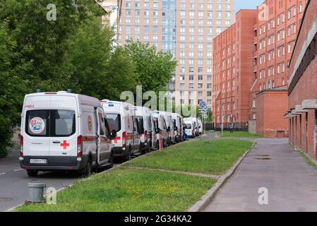 Sankt Petersburg, Russland - 13. Juni 2021: Eine Reihe von Krankenwagen warten auf die Wende in der Aufnahmeabteilung des Pokrovskaya-Krankenhauses. Stockfoto